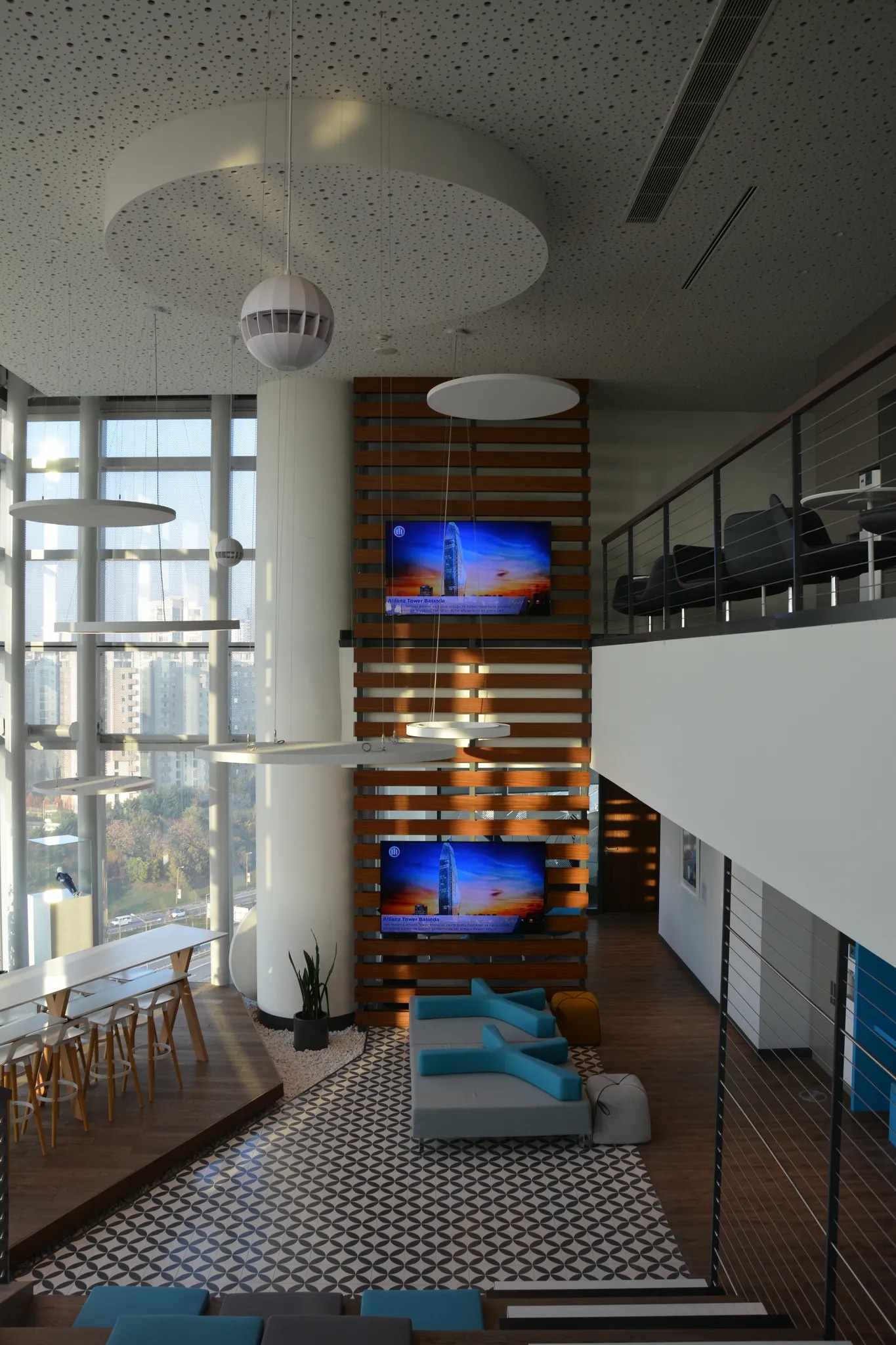 Allianz Tower — Image 2