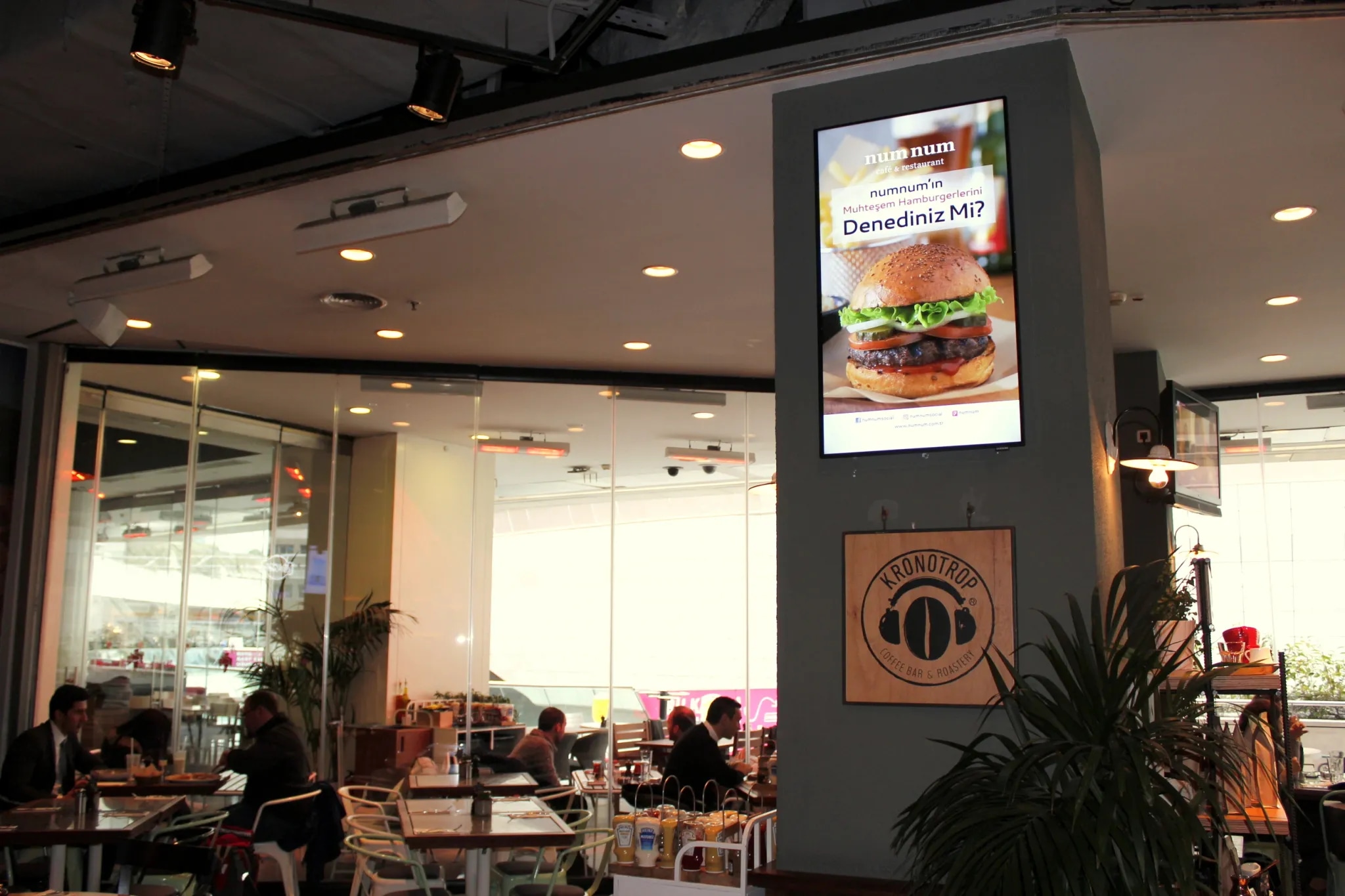 Numnum Cafe & Restaurant