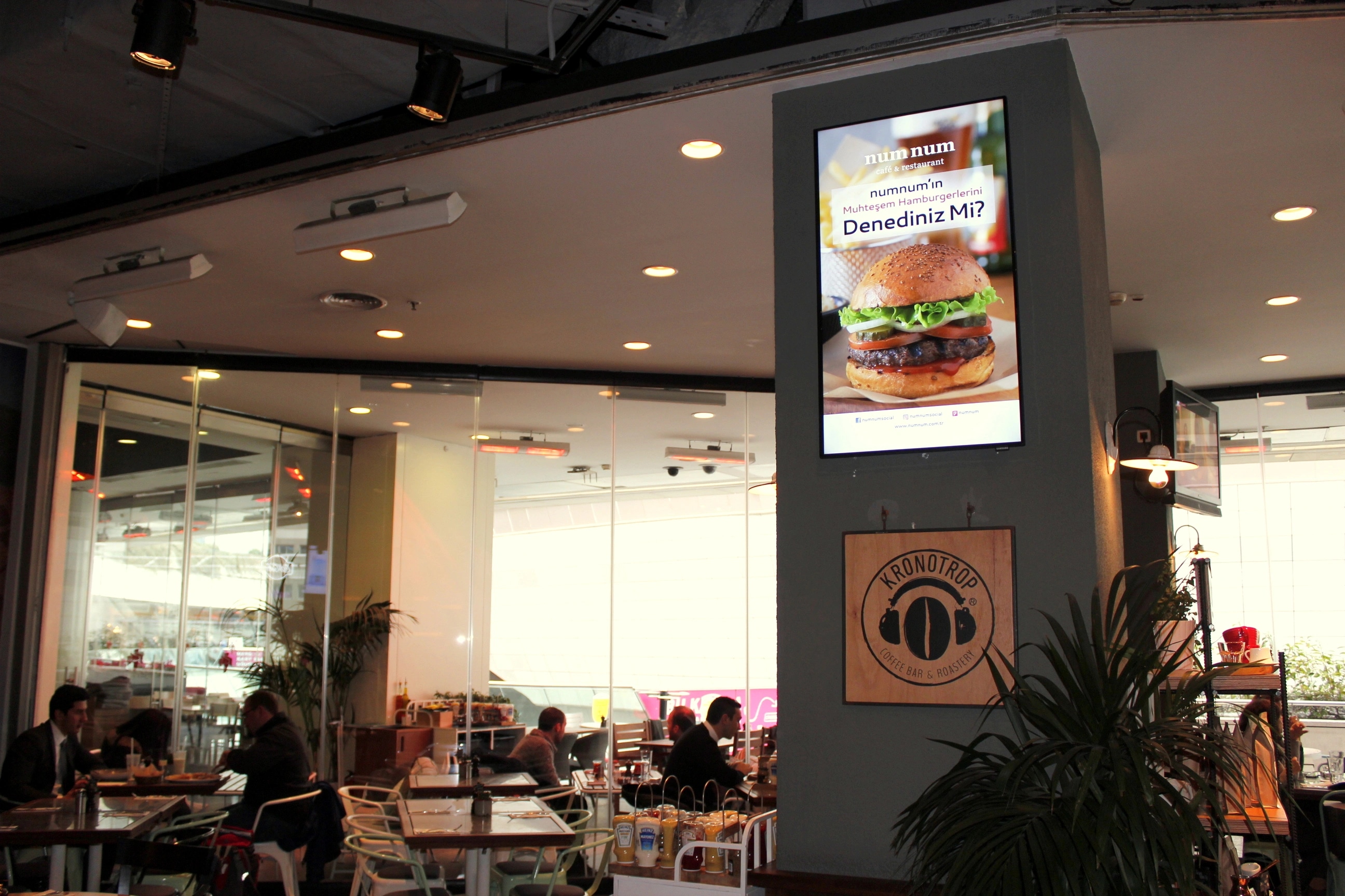 Numnum Cafe & Restaurant