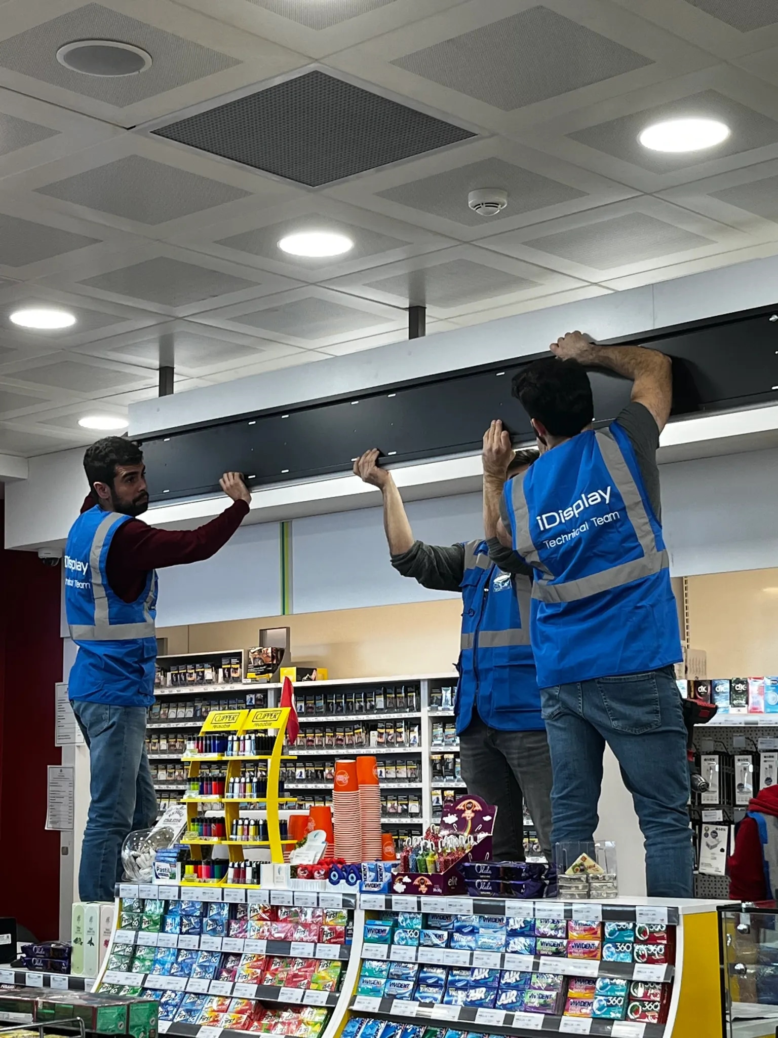 Markette raf üstü LED şerit ekran montajı