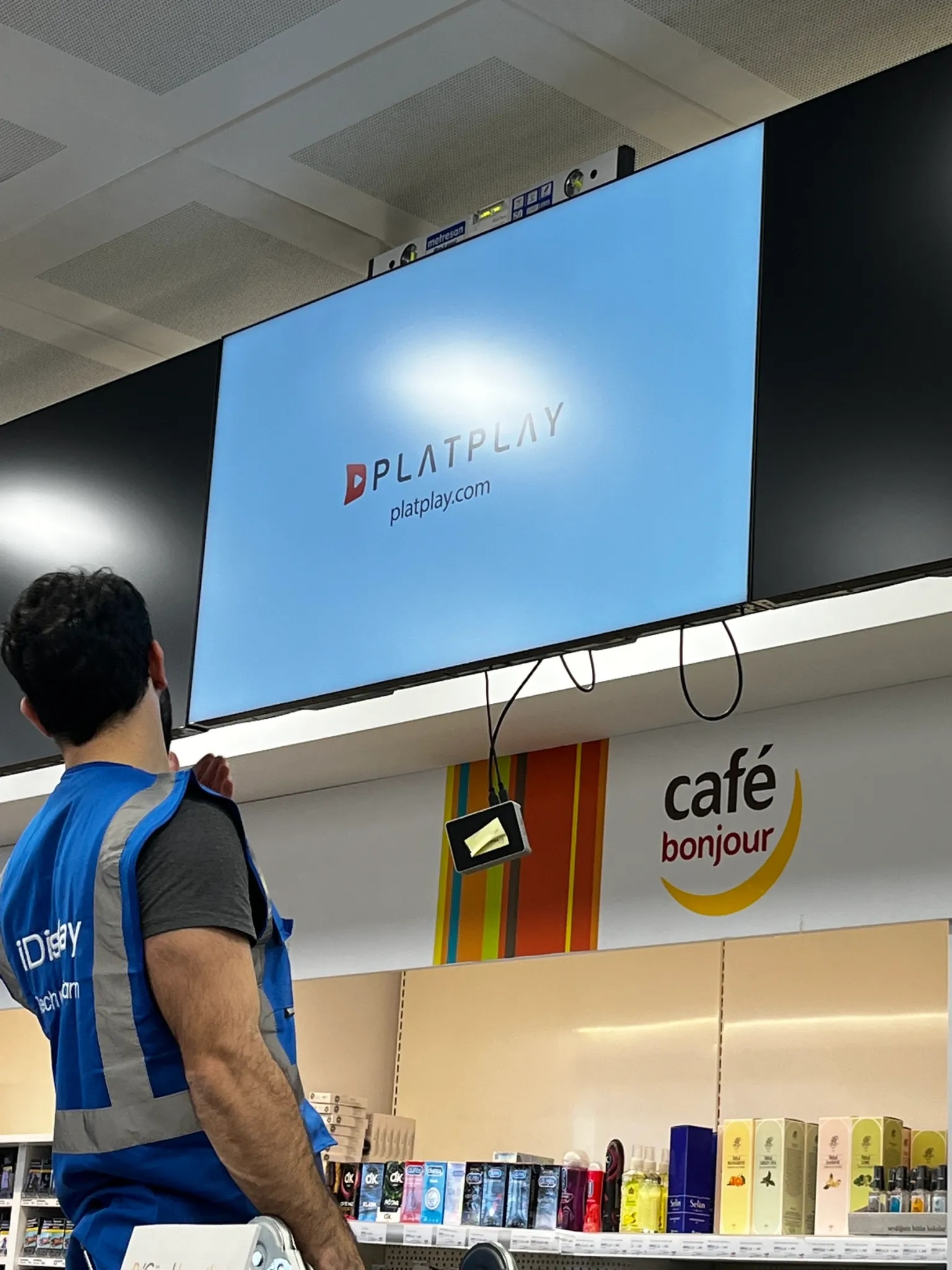 İstasyon marketinde ekran devreye alma