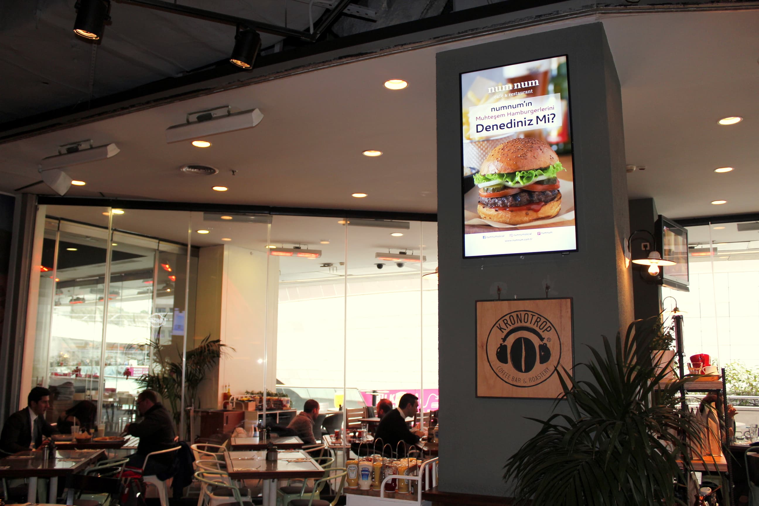 Numnum Cafe & Restaurant