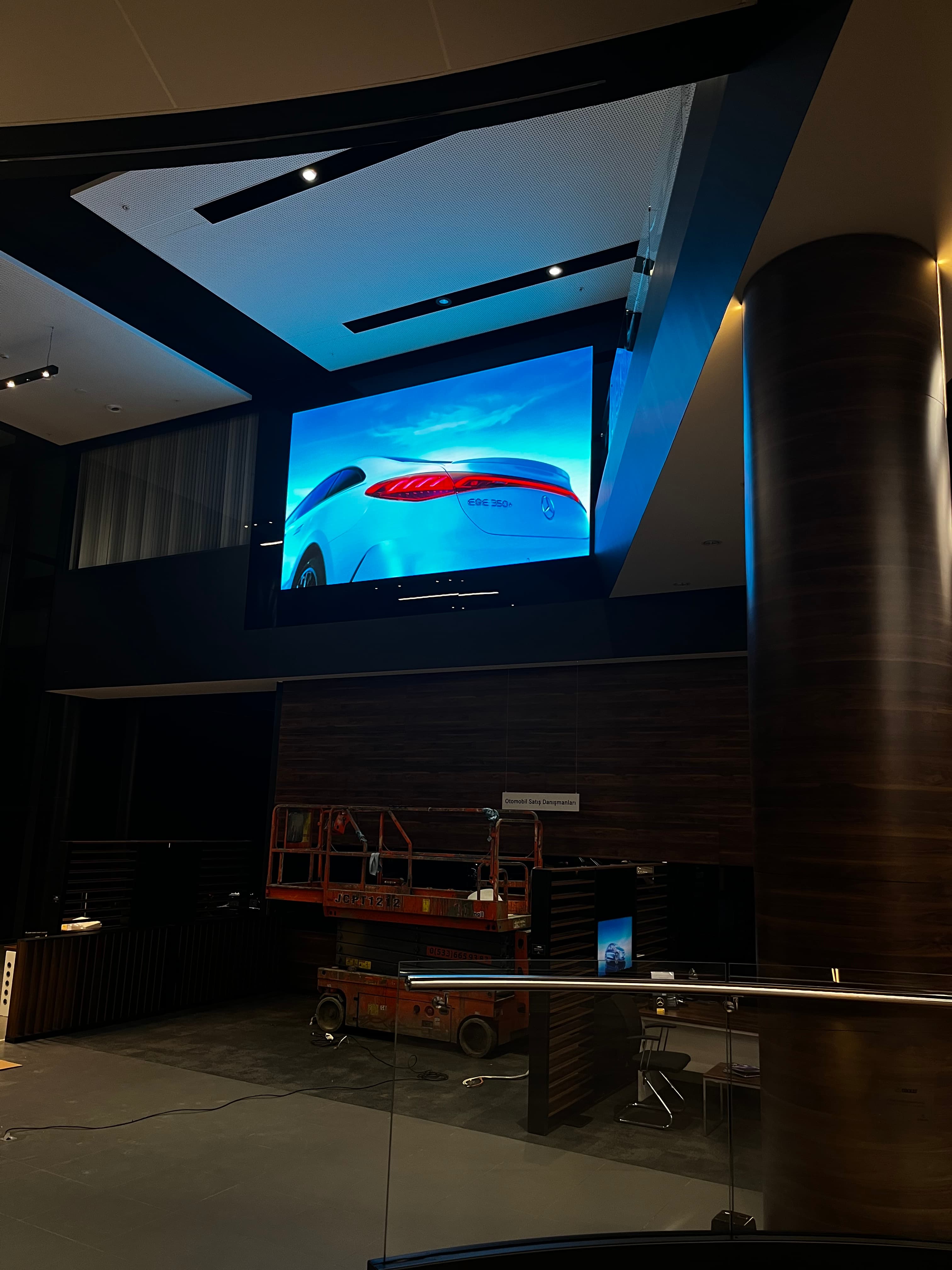 Vadi İstanbul Mercedes Showroom — görsel 3
