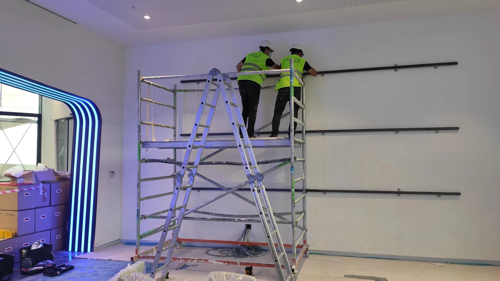 LED ekran duvarı için taşıyıcı ray montajı