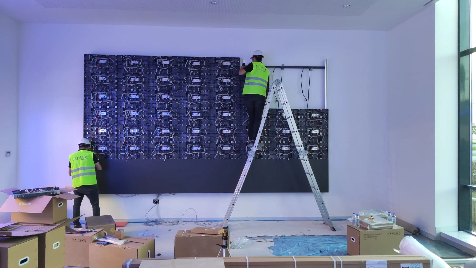 LED video duvarı panel montajı