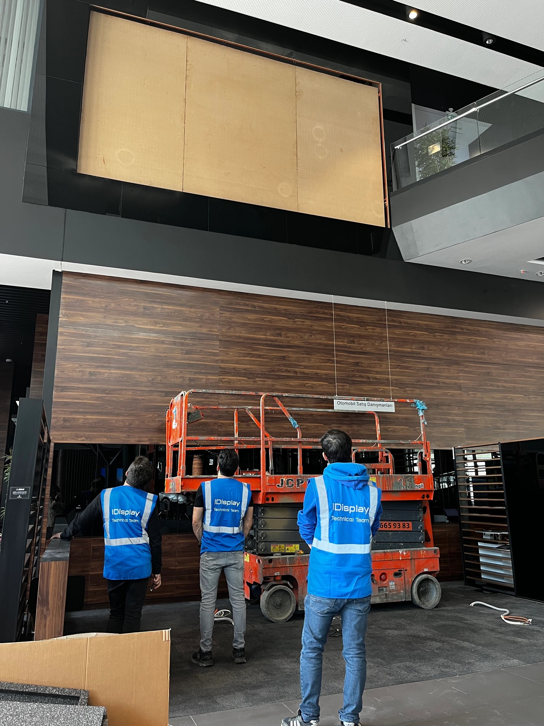Showroomda dev LED ekran hazırlığı